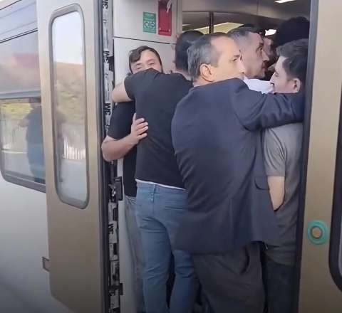 Qapısı bağlanmayan sərnişin qatarı Hindistanı xatırlatdı - VİDEO