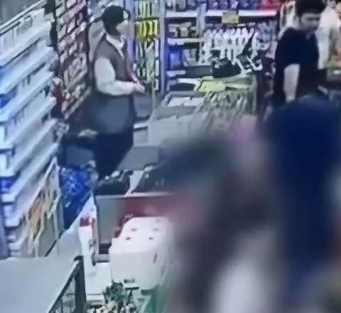 Kişi həyat yoldaşını uşağının gözü qarşısında döydü - VİDEO 