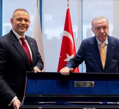 Ərdoğanın silah hədiyyəsinə qılıncla cavab verdi 