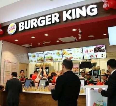 Bakıda “Burger King”də böyük QALMAQAL: 50-yə yaxın işçinin maaşı batıb -  Yüzminlərlə manatlıq borc
