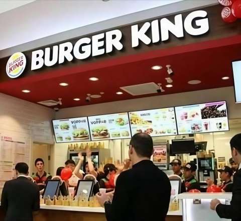 Bakıda “Burger King”də böyük QALMAQAL: 50-yə yaxın işçinin maaşı batıb -  Yüzminlərlə manatlıq borc
