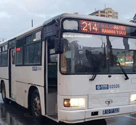 Bakıda avtobusda DAVA: Sürücü sərnişinə söydü,  şüşəyə zərbələr endirdi – VİDEO