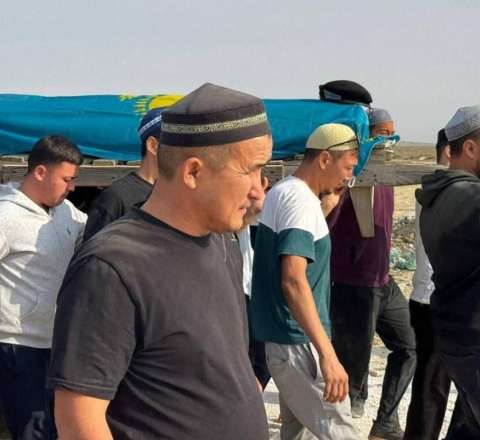Xəzərdə həlak olan qazaxıstanlı hərbçilərlə vida mərasimi keçirildi 
