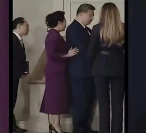 Həyat yoldaşı Çin prezidentini Trampın arvadına qısqandı - VİDEO 