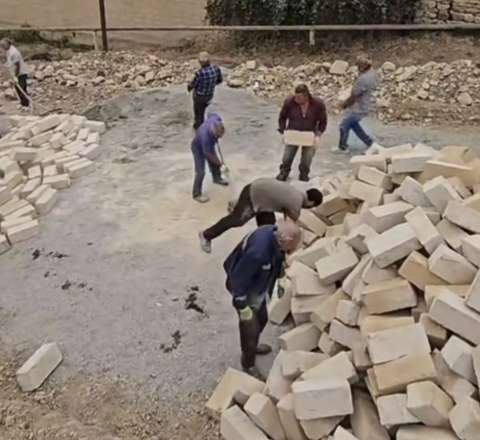 Şamaxıda sakinlər yolu öz hesablarına təmir edirlər  - VİDEO