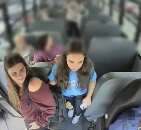 Sükan arxasında sürücü huşunu itirdi, şagirdlər avtobusu dayandırdı -  ANBAAN VİDEO