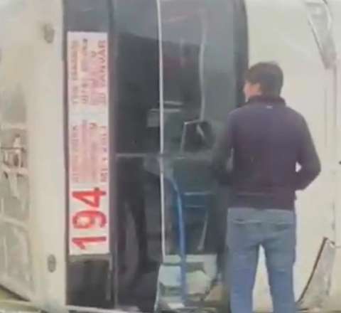 Bakıda sərnişin avtobusu aşdı -  VİDEO