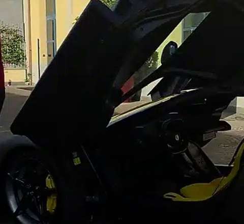 Ad günündə özünə 7 milyonluq “Ferrari” aldı - FOTO 