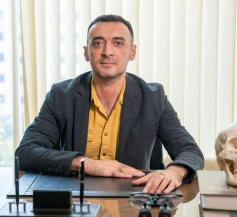 Həkim nə etsin: qəpik-quruşa işləsin, rüşvət alsın, yoxsa ölkədən getsin? 