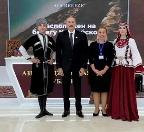 İlham Əliyev "Avaza" Kompleksində milli stendlərə baxdı 