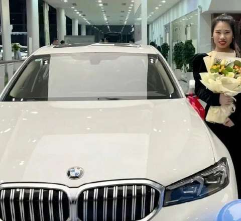 Restoran sahibi işçilərinə BMW  hədiyyə etdi