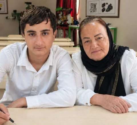 63 yaşlı nənə 16 yaşlı nəvəsi ilə eyni liseydə oxuyur  - FOTO