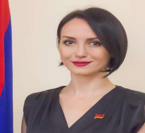 Paşinyanın partiyasından olan deputatı Rusiyaya buraxmadılar 