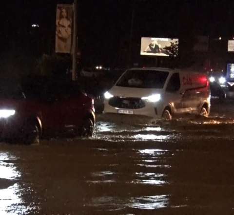 İstanbulda şəhərin küçələrini sel basdı  - FOTO