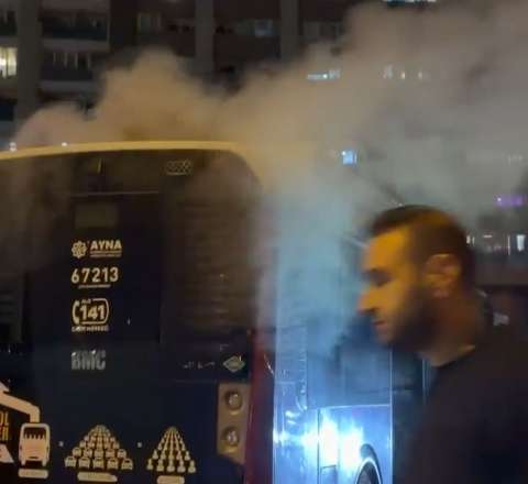 Avtobus yolun ortasında tüstüləndi - VİDEO 