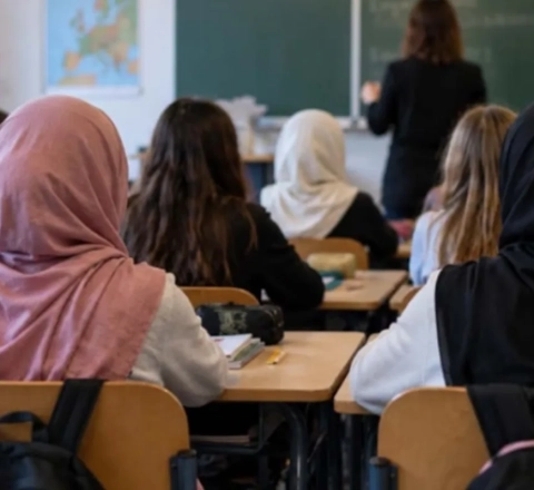 Türkiyə məktəblərində başörtüsü  qadağası var...