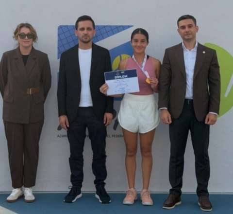 15 yaşlı Ayşən 18 yaşlı tennisçilər arasında  ölkə birincisi oldu - VİDEO