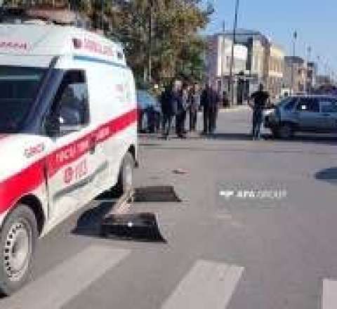 Gəncədə 3 maşın və təcili yardım toqquşdu  - FOTO