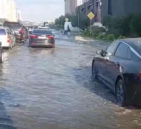 Abşeronda yağışdan sonra yolu su basdı - VİDEO