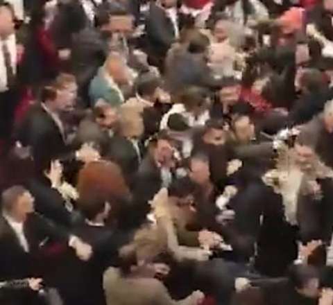 Vəkillərin qurultayı rinqə çevrildi: İstanbulda yumruqlar havada uçuşdu  