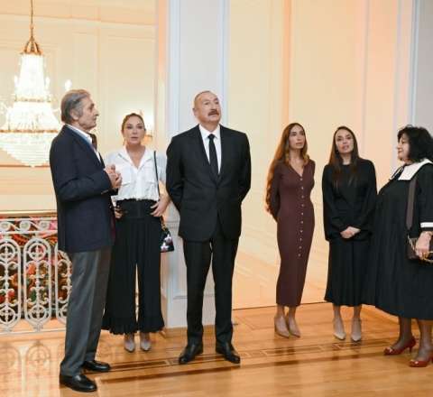 Prezident və ailəsi sərgidə.. - FOTO
