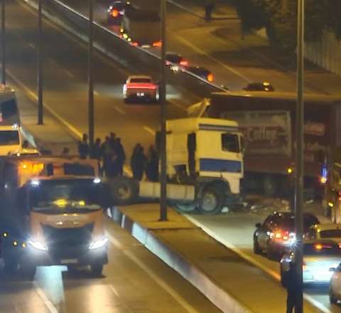 Bakıda yük maşını qəza törətdi, yol bağlandı -  VİDEO