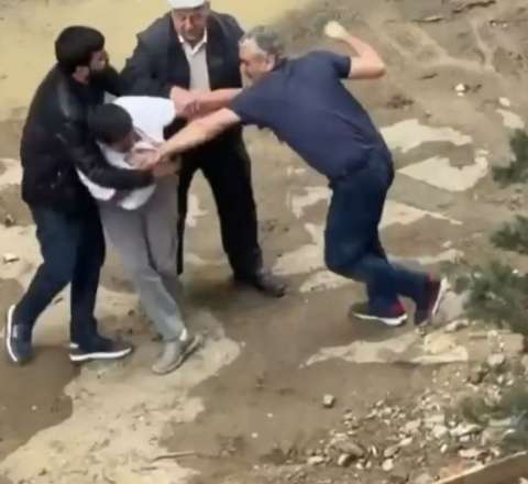 Yeni Günəşlidə insident: İki nəfər əlbəyaxa oldu - Anbaan video