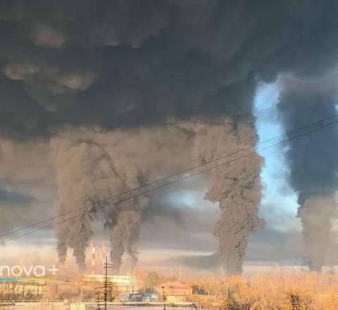 Ukrayna Rusiyanın neft zavodunu dronlarla vurdu - FOTO