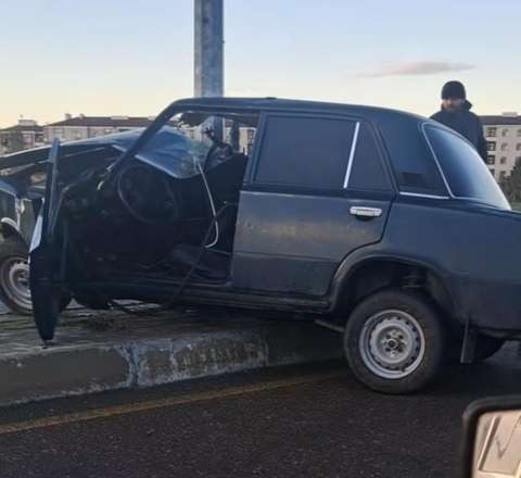 17 yaşlı oğlanın sürdüyü maşın elektrik dirəyinə çırpıldı  - FOTO