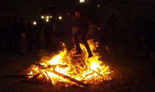 Nazir yallı gedib, tonqaldan tullandı - VİDEO 