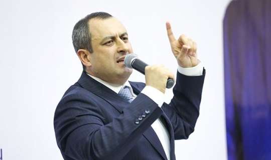 “Onlar insanların ayağından çəkir, biz əlindən tuturuq”  – Adil Əliyev