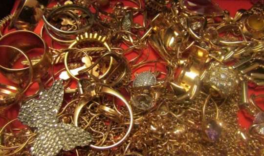 Qayınanasının qızıllarını oğurlayıb, özünə nişan etdi 