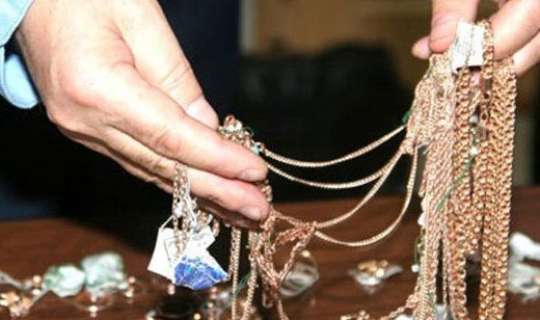 Bakıda evdən 7000 manatlıq qızıl oğurlandı 