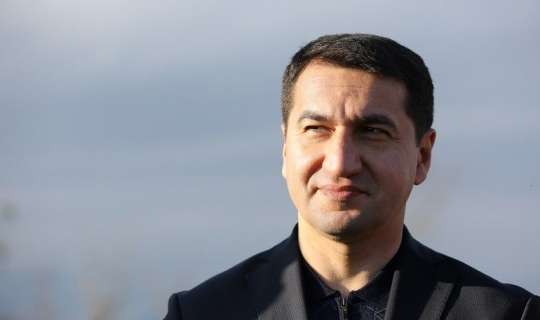 Hikmət Hacıyevə xatirə hədiyyəsi təqdim edildi 