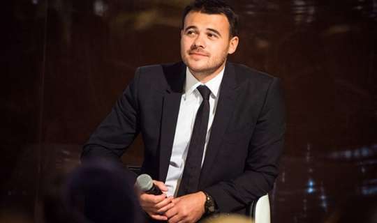 Emin bütün qonorarını onlara bağışladı 