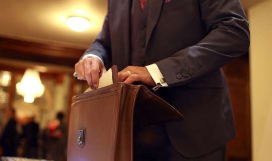 Dövlət qulluqçularının maaşlarının baza hissəsi ARTIRILDI 