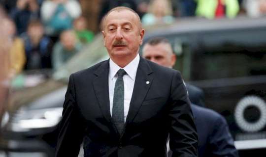Prezident və xanımı Heydər Əliyevin memorial kompleksinin önünə gül dəstələri qoyublar 