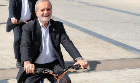 Pezeşkian Tehranın mərkəzində velosiped sürdü - FOTOLAR 