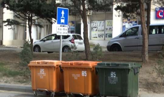 Zibil konteynerlərini avtobus zolağına düzdülər – VİDEO 