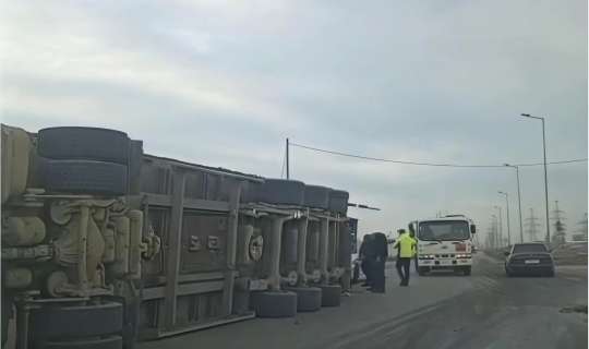 Sumqayıtda TIR aşdı - VİDEO 