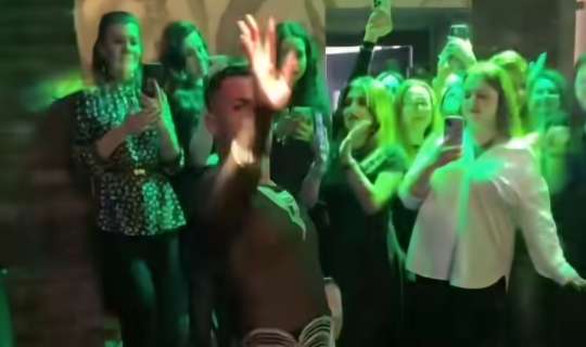 Bakıda restoranda gənc oğlanın göbək rəqsi - Video 