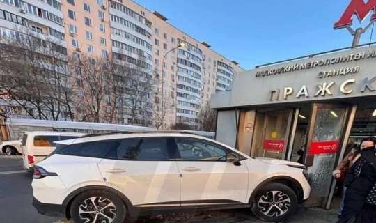 Moskvada Azərbaycan səfirliyinə aid avtomobil qəzaya düşdü -  FOTO