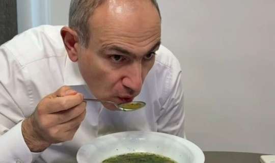 Paşinyandan növbəti paylaşım: "Yaz gecikir, gicitkən şorbası gecikmir" -  VİDEO 