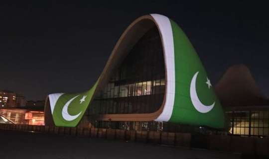 Heydər Əliyev Mərkəzi üzərində Pakistan bayrağı 