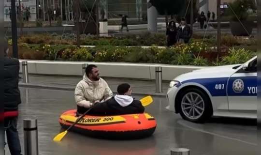 28 Mayda maraqlı anlar: Metronun önündə "qayıq" sürdülər - VİDEO