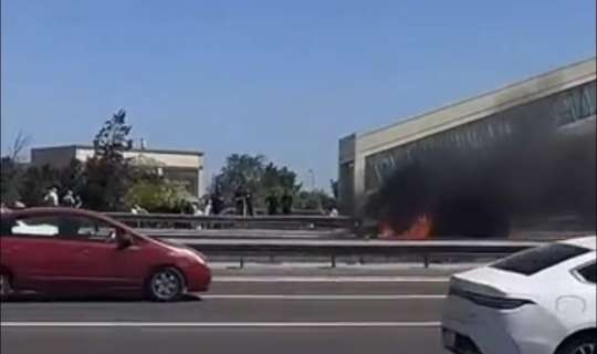 Aeroport yolunda yük maşını kül oldu  - ANBAAN VİDEO
