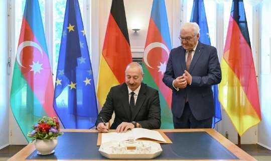 İlham Əliyev Almaniya səfəridə xatirə kitabına ürək sözlərini yazdı - FOTO 