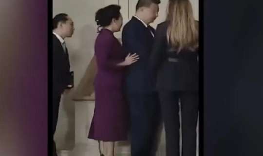 Həyat yoldaşı Çin prezidentini Trampın arvadına qısqandı - VİDEO 