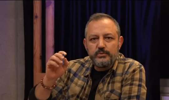 Türkiyəli məşhur qəzetçi: Saral, Azərbaycanda hicab qadağasından sənə nə? 
