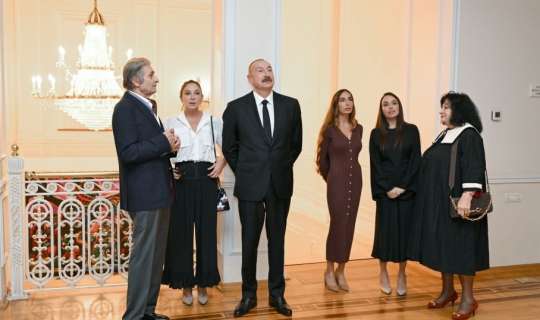 Prezident və ailəsi sərgidə.. - FOTO